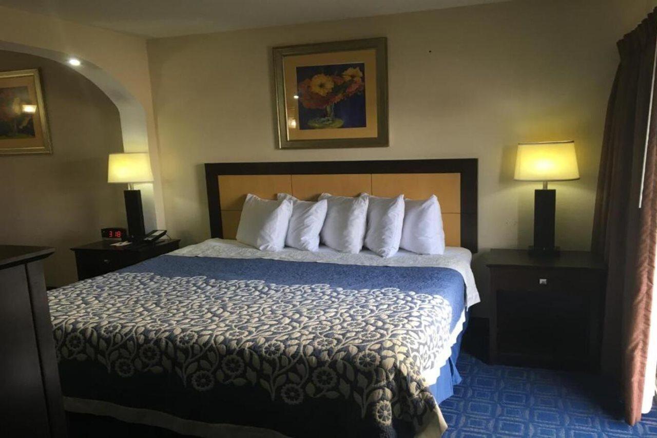 Days Inn & Suites By Wyndham Tampa - Ybor City Exterior foto
