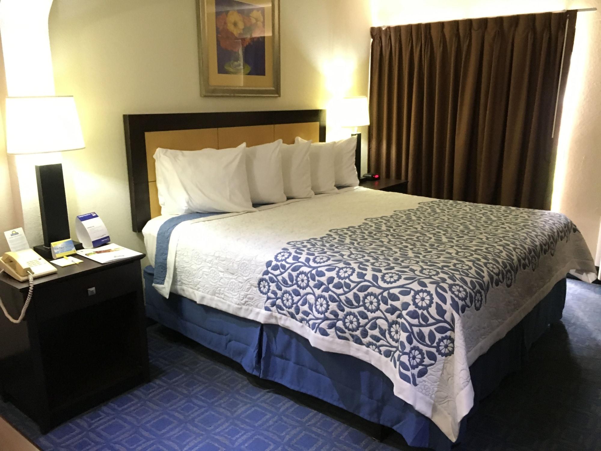 Days Inn & Suites By Wyndham Tampa - Ybor City Exterior foto