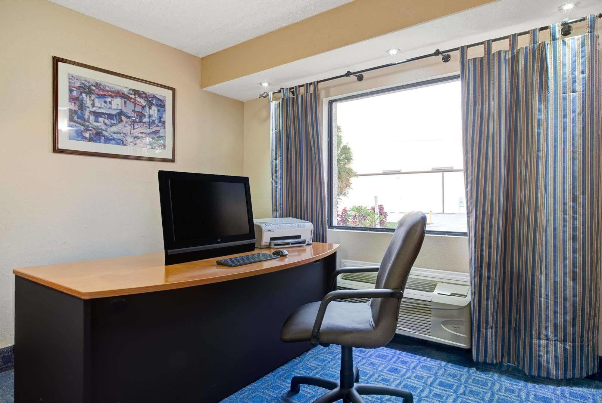 Days Inn & Suites By Wyndham Tampa - Ybor City Exterior foto