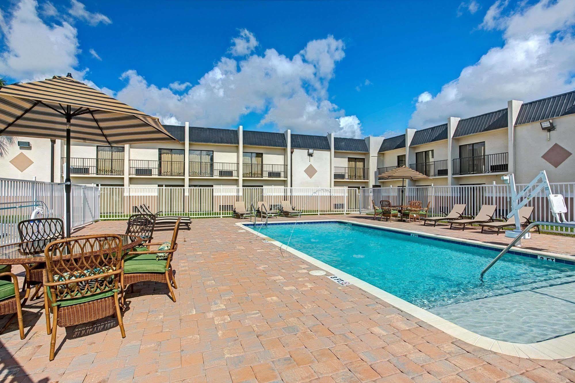 Days Inn & Suites By Wyndham Tampa - Ybor City Exterior foto